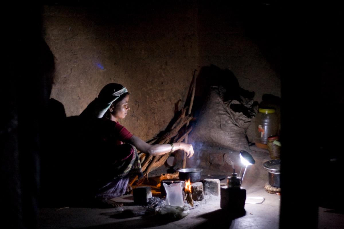 Woman_cooks_by_bright_LED_lighting_in_rural_Maharashtra