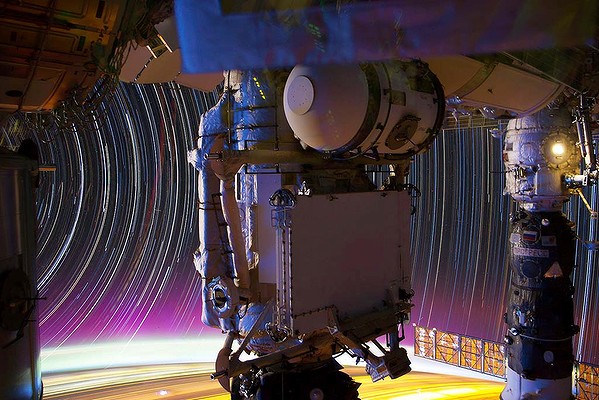 gal-land-iss1-600x400